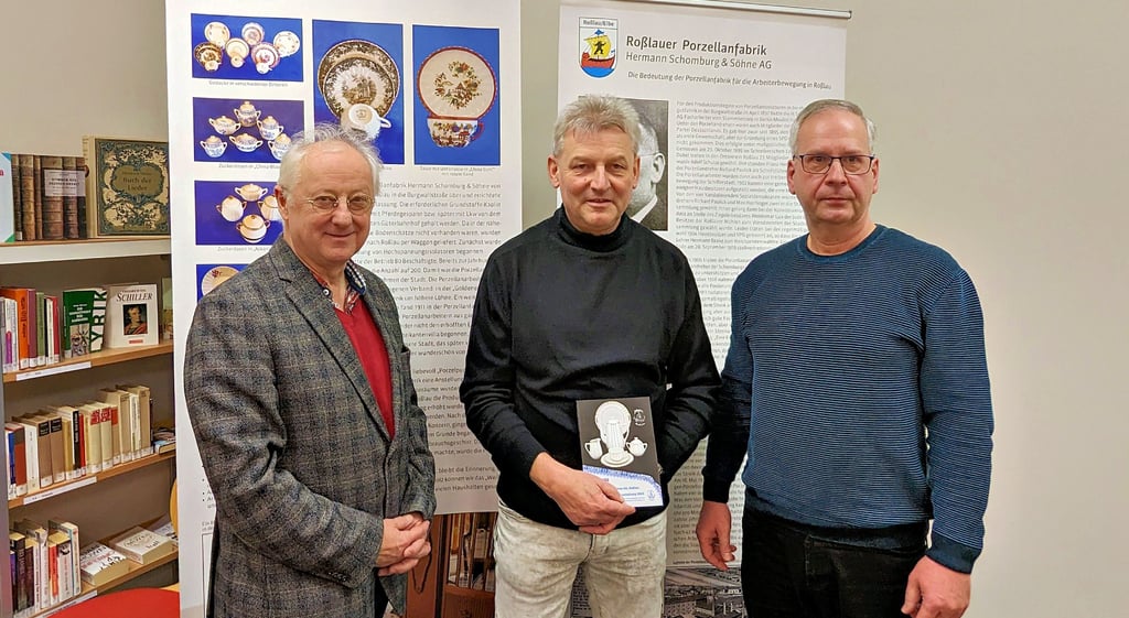 Klemens Koschig (v.l.), Hilmar Lippold und Detlef Güth zeigen ihren mühsam zusammengetragenen Katalog.