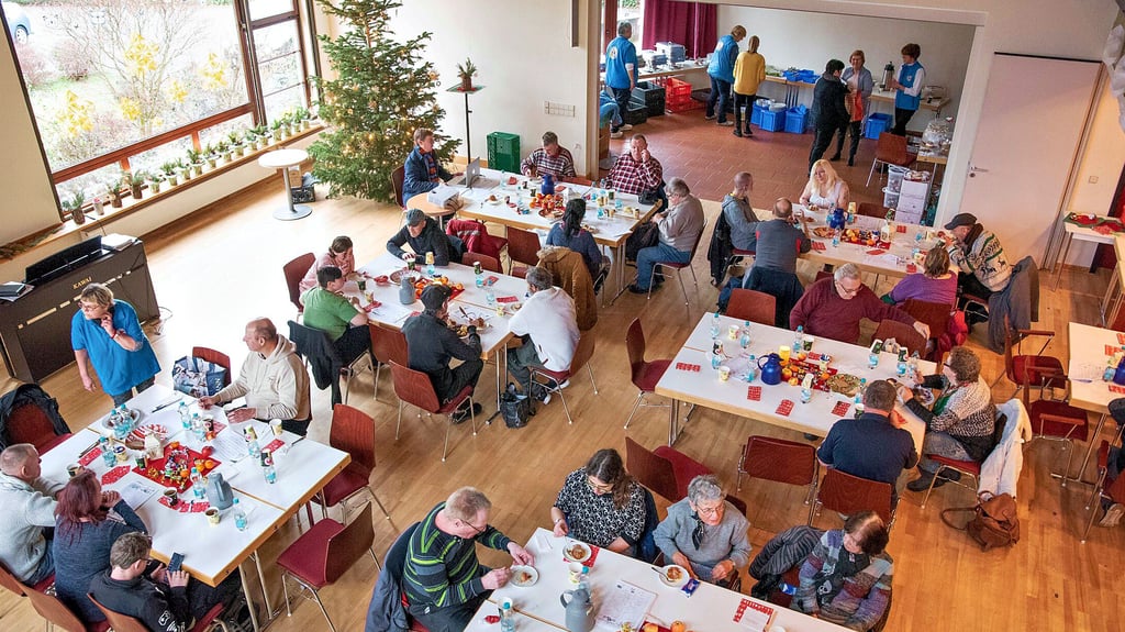 Gemeinsame Weihnachtsfeier der Bahnhofsmission und des Franztreffs im Saal vom Georgenzentrum.