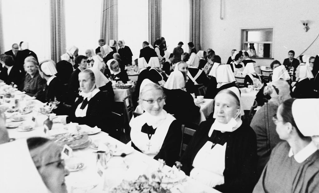 Dieses Foto, entstanden in den 1960er Jahren, zeigt eine Feier der Diakonissen im Mutterhaussaal auf dem Krankenhausgelände – und zeigt, wie viele Diakonissen damals in Stendal tätig waren.
