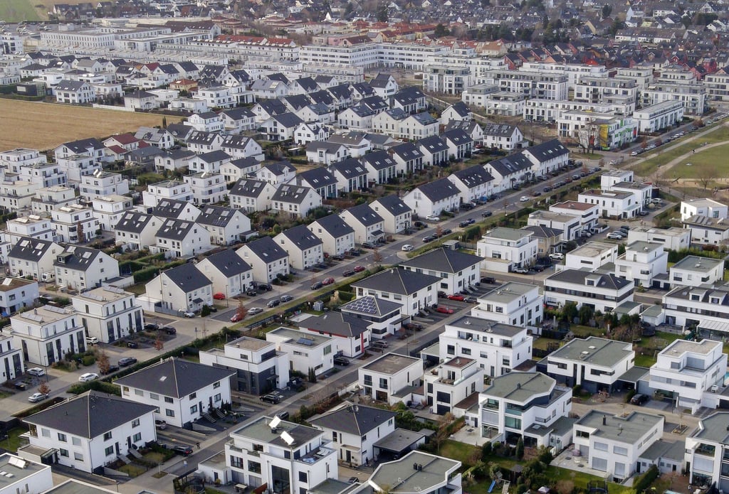 Einfamilienhäuser in einer Siedlung in Köln-Widdersdorf. Die gedämpfte Immobiliennachfrage schlägt auf die Preise für Wohnungen und Häuser in Deutschland durch.