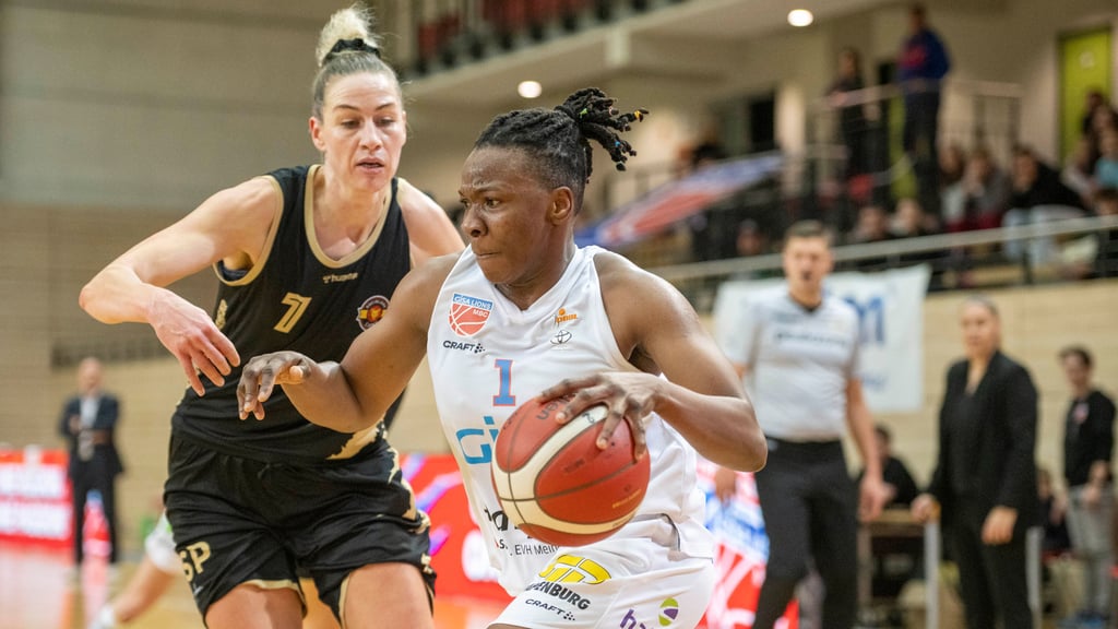 Uju Ugoka für Halle gegen die Rheinland Lions am Ball.