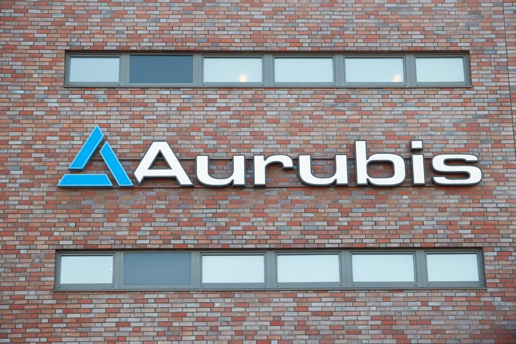 Blick auf das Logo und den Schriftzug „Aurubis“ am Firmengebäude.