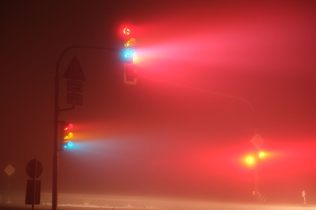 Nebel herrscht an einer Ampelkreuzung am Morgen.