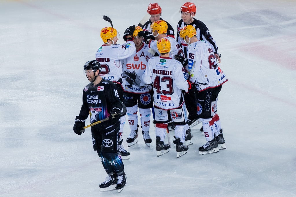 Bremerhavens Spieler freuen sich über das Tor zum 2:1.