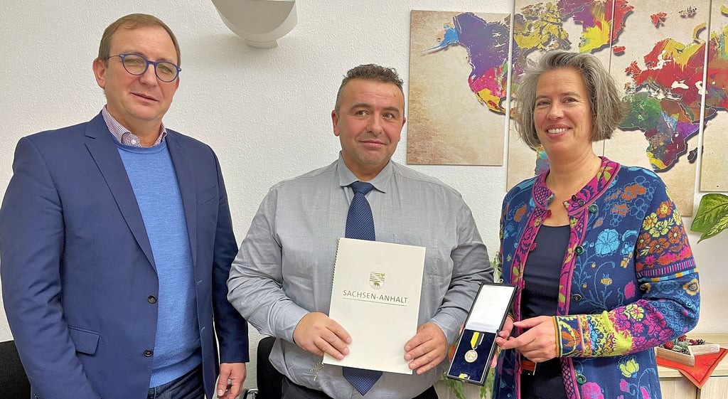 Auszeichnung für Pawel Stachura: Landrat Markus Bauer (links) und Innenministerin Tamara Zieschang überreichten dem Polen für seinen selbstlosen Einsatz Urkunde und Lebensrettungsmedaille.