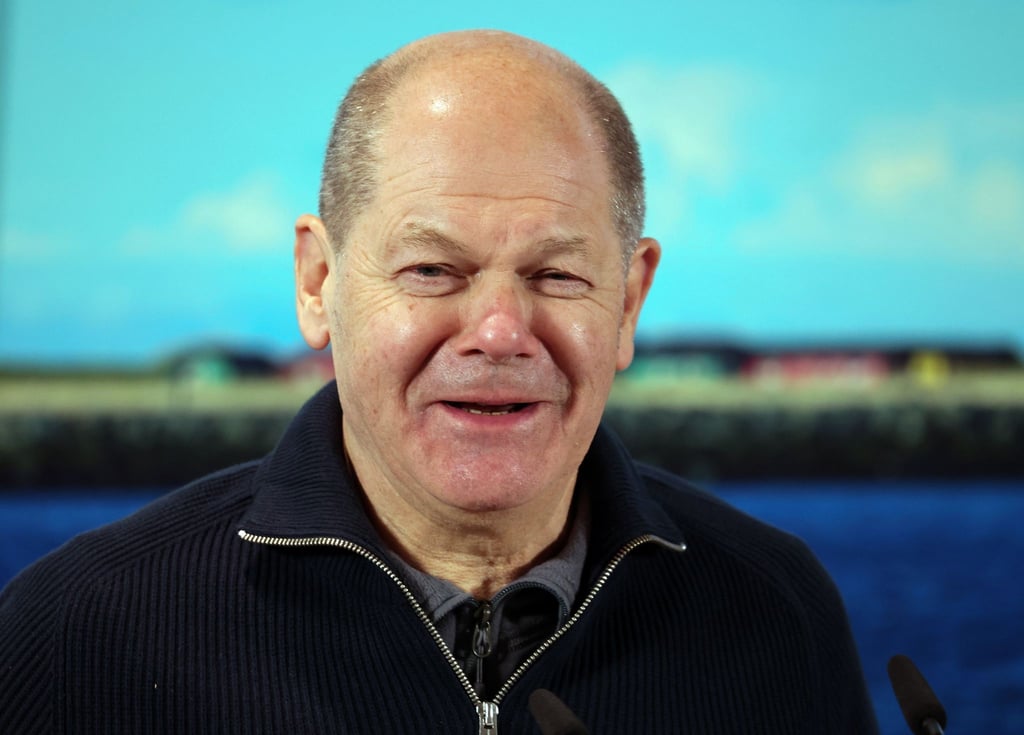 Bundeskanzler Scholz verdient ungefähr 360.000 Euro im Jahr - weniger als knapp zwei Dutzend Vorstands- oder Geschäftsführungsmitglieder von Bundesunternehmen oder -anstalten.