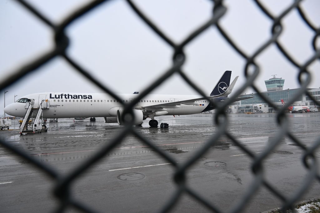 Auf dem Rollfeld des Flughafens München steht eine Lufthansa-Maschine.
