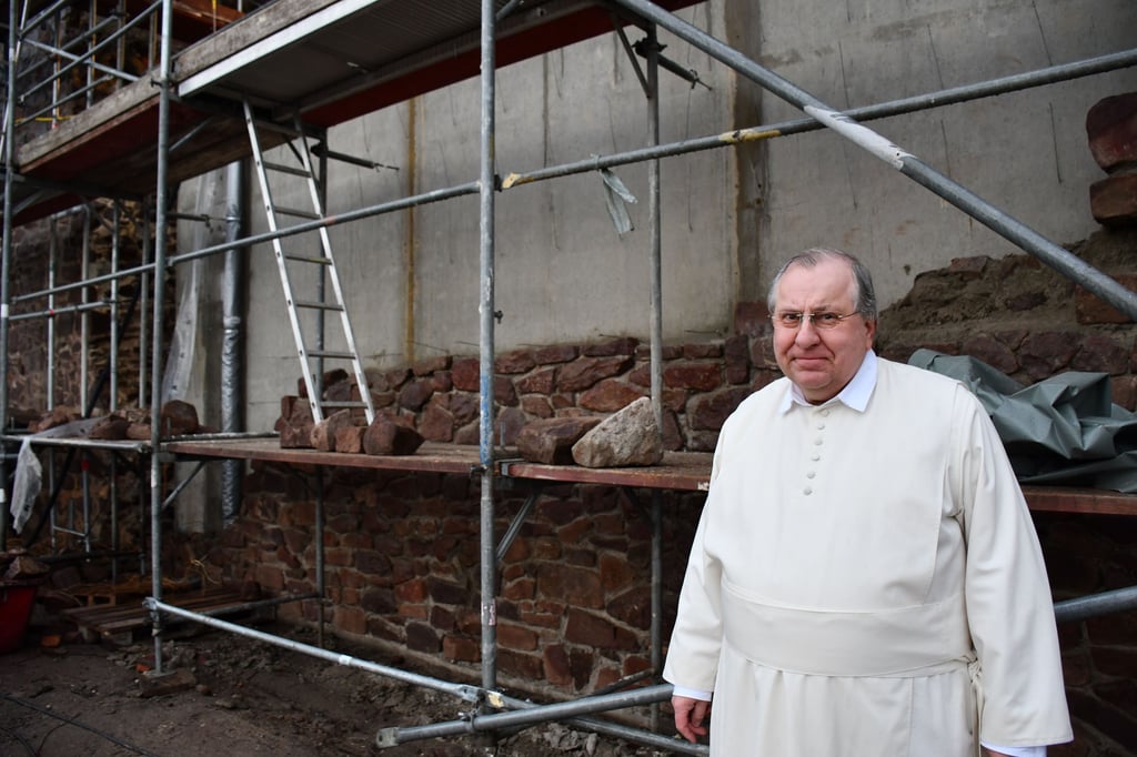 Pater Clemens Dölken vor dem Klosterneubau in der Magdeburger Innenstadt.
