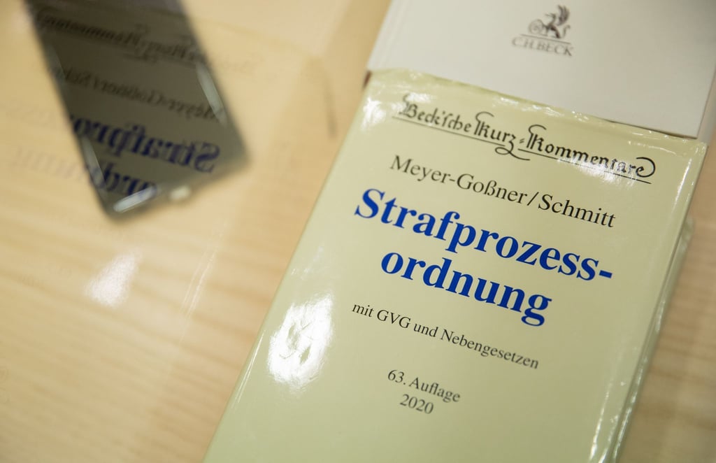 Eine Ausgabe der Strafprozessordnung liegt in einem Gerichtssaal.