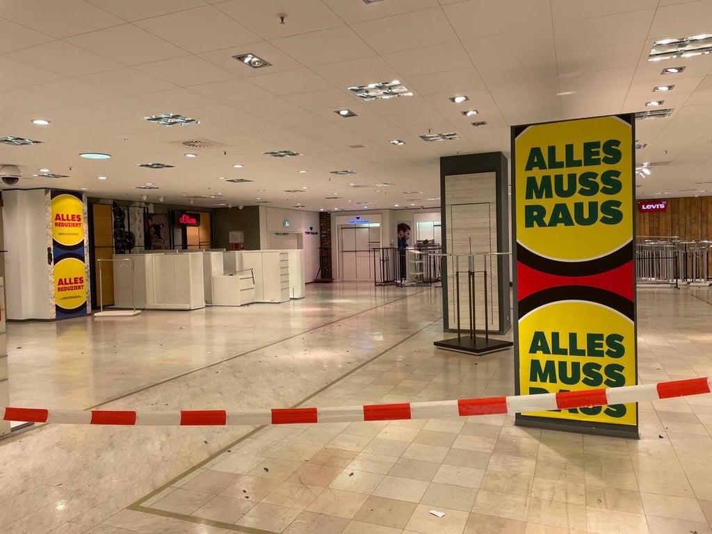 So sieht es in fast allen Etagen der beiden Kaufhof-Warenhäuser auf dem Markt in Halle aus.