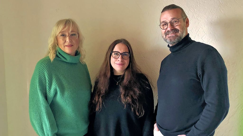 Susann (l.) und Heiko Sander mit Laura Kallmeier, die das Kinderhaus übernimmt.
