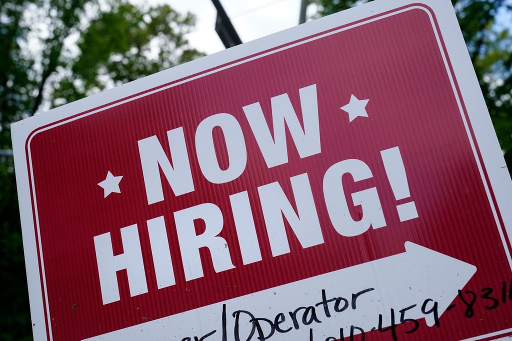 „Now hiring“ - Wir stellen ein: Etliche Firmen in den USA suchen derzeit Personal.