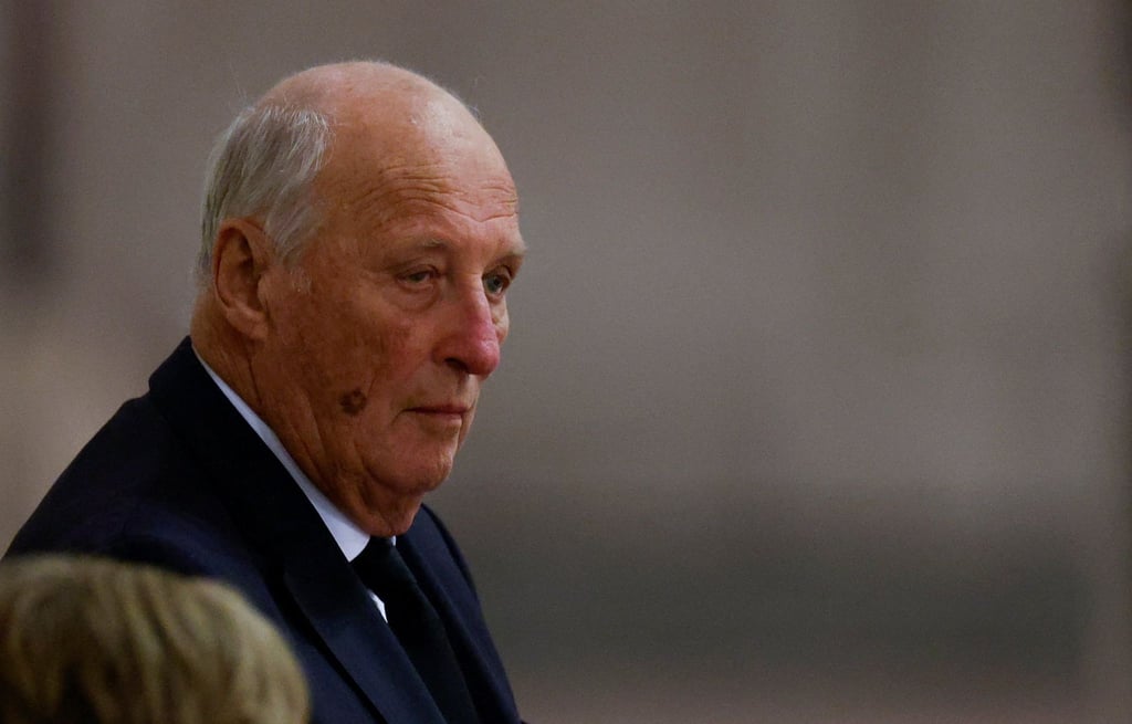 Norwegens König Harald V. muss für einige Tage im Krankenhaus bleiben.