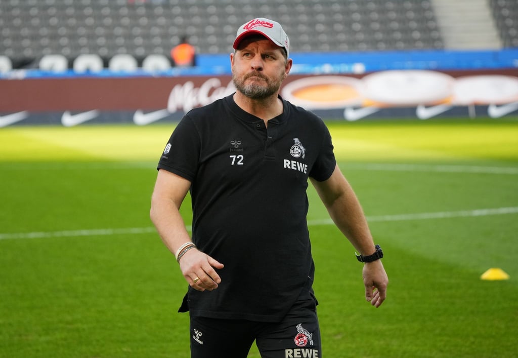 Kölns Trainer Steffen Baumgart geht vor Spielbeginn über den Rasen.
