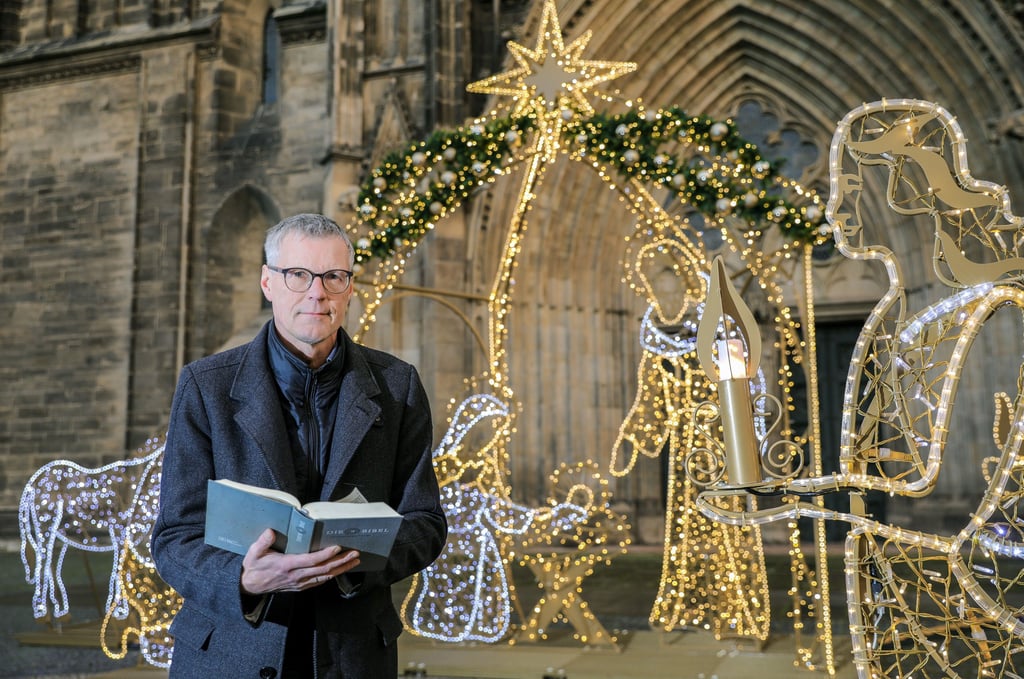 Jörg Uhle-Wettler ist seit 2016 Domprediger in Magdeburg. Hier steht er vor der Lichtinstallation der Krippe vorm Westportal des Doms.
