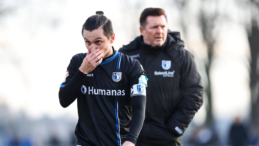 Baris Atik (l.) mit dem Cheftrainer vom 1. FC Magdeburg, Christian Titz. Atik war es wichtig, nach der letzten Hinrunde-Partie in Bielefeld zu regenieren. Denn nach einem für ihn schwierigen Halbjahr fühlt er sich nun fit.