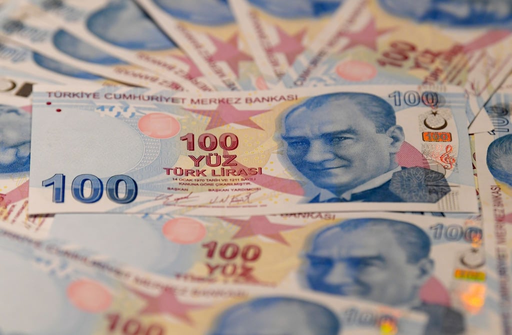 Türkische Lira liegen auf einem Tisch.