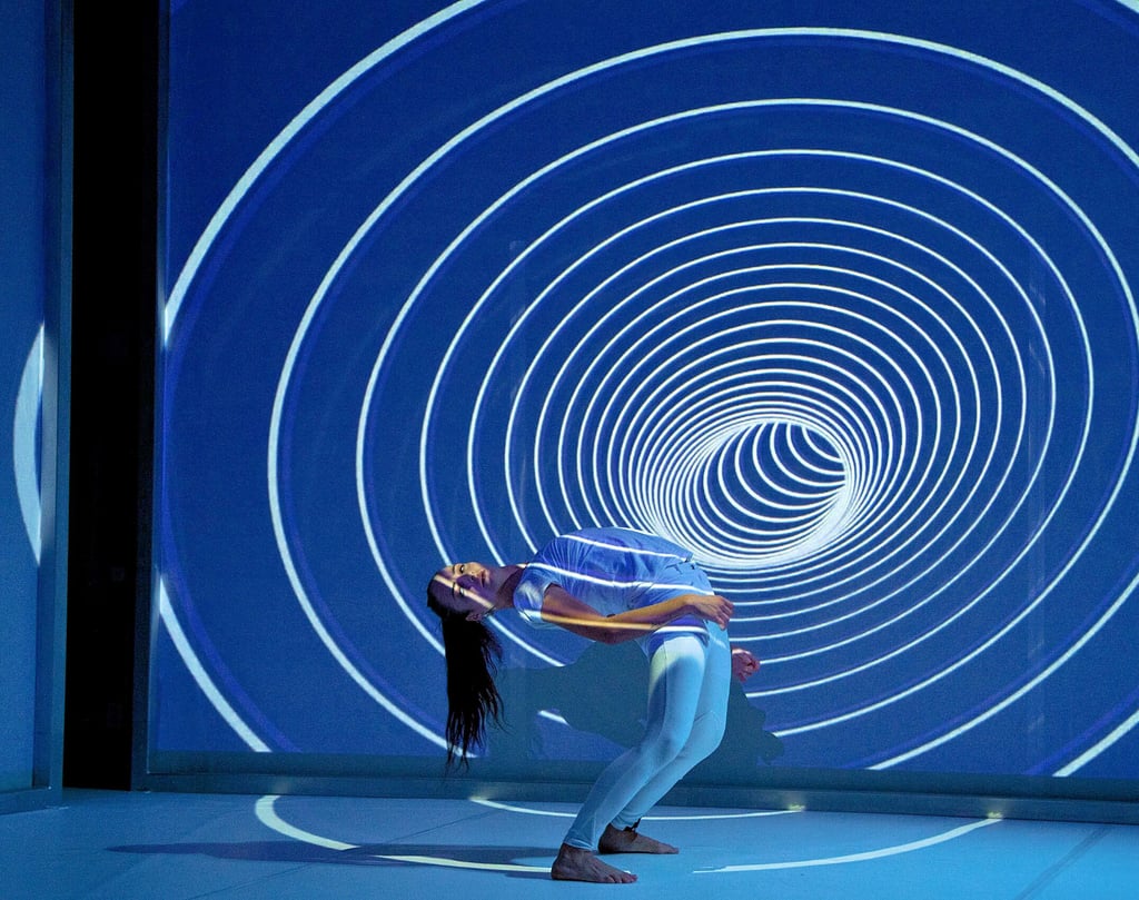 Der Kammertanzabend „Gravitas“  ist laut Nordharzer Städtebundtheater „eine atmosphärische Verbindung aus Tanz, sphärischen Klängen, Licht und Video“. Die Choreographie hatte Tarek Assam übernommen. 