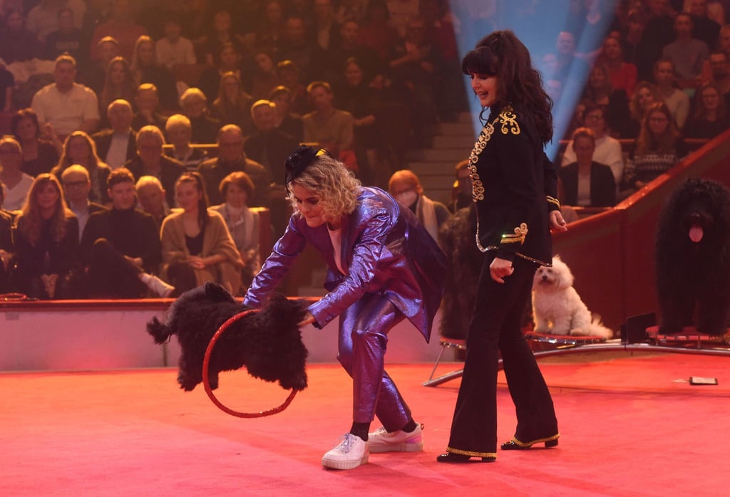 Comedian Hazel Brugger (l) tritt in der Manege des Circus Krone auf. Die Show „Stars in der Manege“ soll am 30. Dezember 2022 in Sat.1 ausgestrahlt werden.