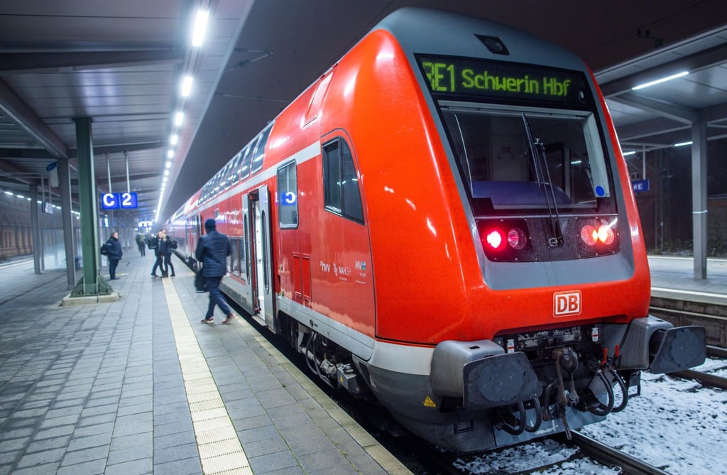 Fahrgäste steigen auf dem Hauptbahnhof aus einem Regionalzug.