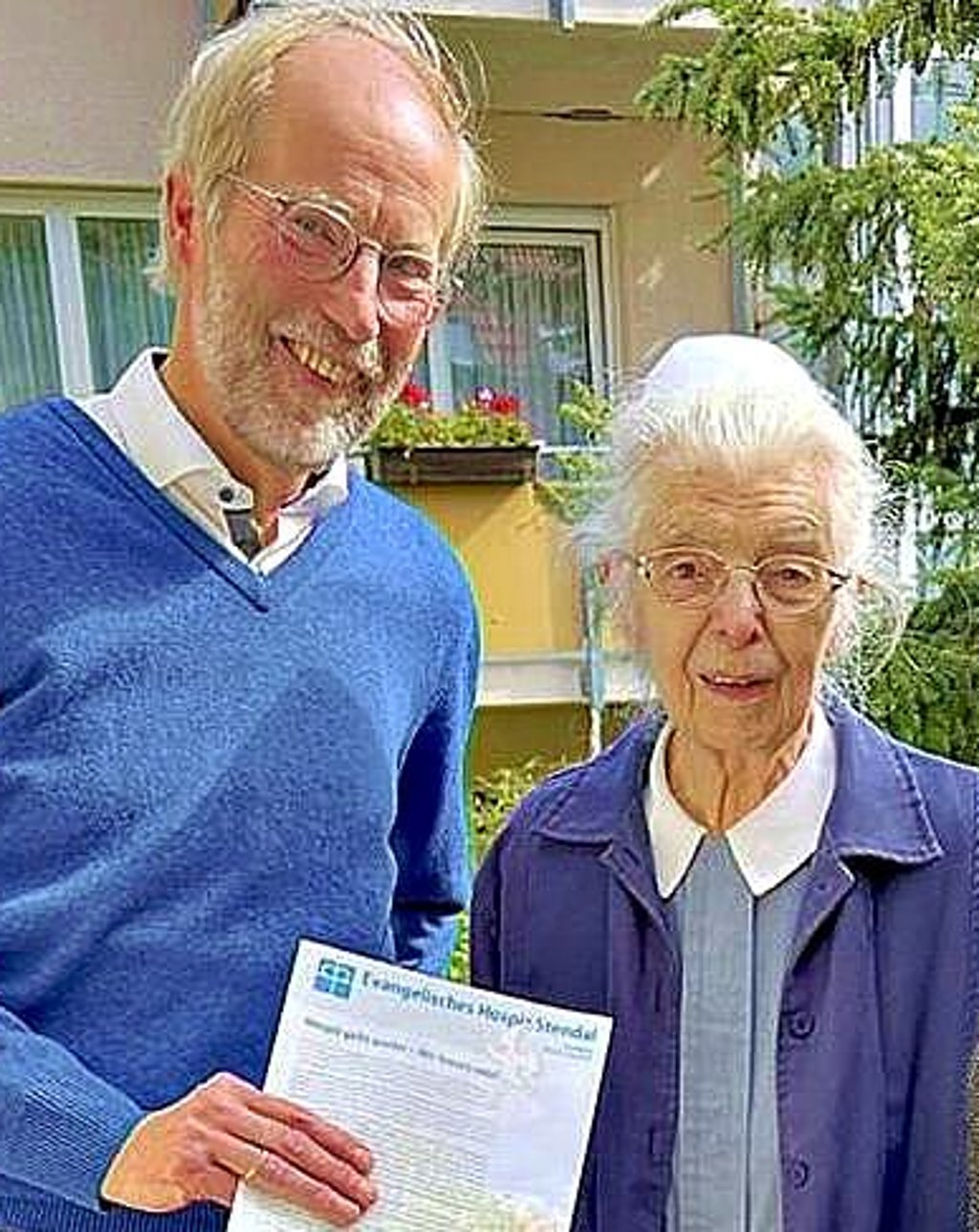 Schwester Ursel Feller mit Pfarrer Ulrich Paulsen.
