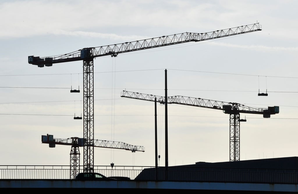 Kräne stehen auf einer Baustelle.