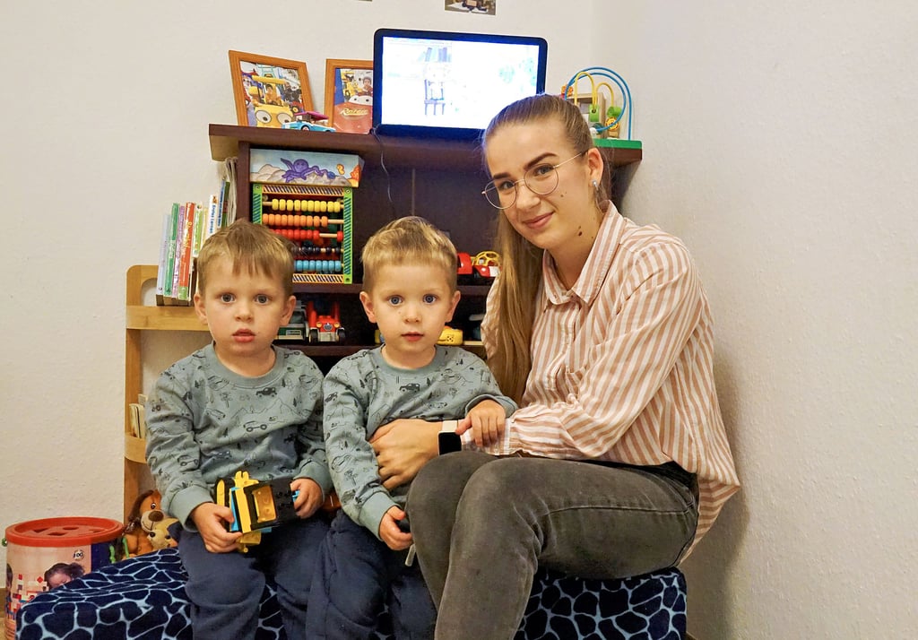 Yuliia Krachuk und ihre beiden Söhnen Pavlo und Mykhailo. Sie sind aus Odessa geflohen und nun seit etwa zehn Monaten in Deutschland. Die erste Zeit lebten sie in der Börde, nun haben sie ihre eigene Wohnung in Magdeburg.