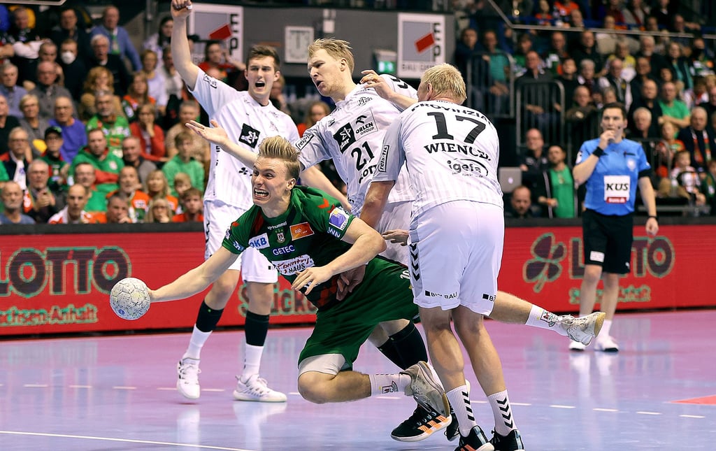Gisli Kristjansson musste sich am 19. November mit dem SCM in der Getec-Arena den Kielern mit 33:34 geschlagen geben und bekommt hier die Härte von Patrick Wiencek und Co. zu spüren.