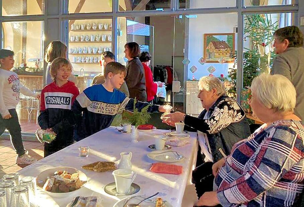 Kinder der Magdeburger Kita Klusweg und Senioren der Gruppe „Spätlese“ treffen sich mehrfach im Jahr, um gemeinsam zu spielen, Kuchen zu essen und Geschenke auszutauschen.