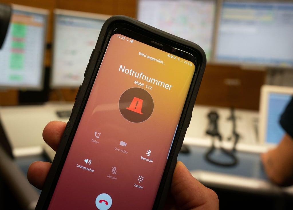 Wer die 112 wähle, wisse, nach spätestens 30 Sekunden einen Ansprechpartner zu haben, sagt der Deutsche Feuerwehrverband. Das nutzten viele.