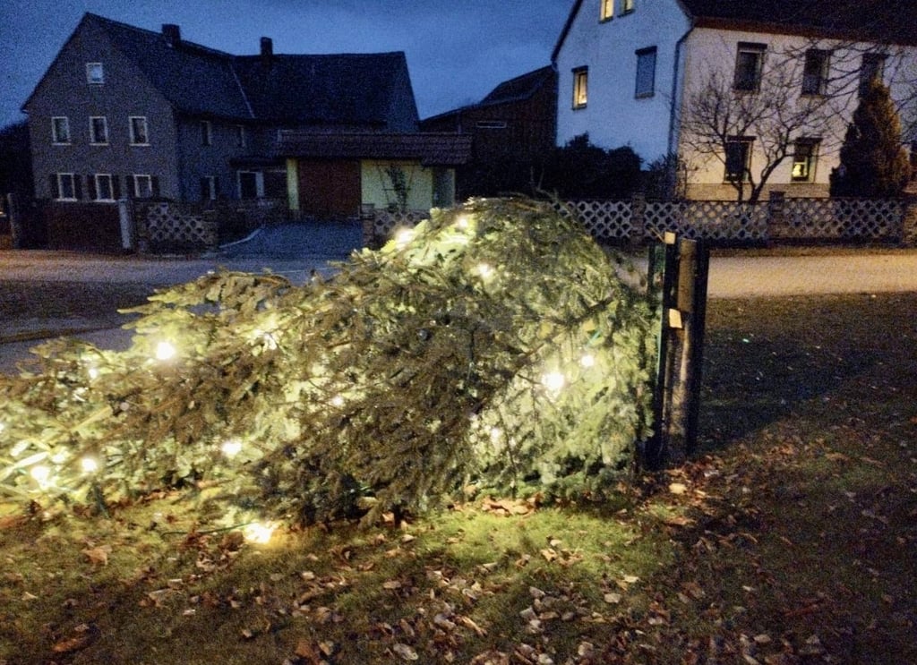 Im Ortsteil Breitenbach der gemeinde Wetterzeube haben Unbekannte in der Nacht zum Heiligabend den Weihnachtsbaum angesägt.