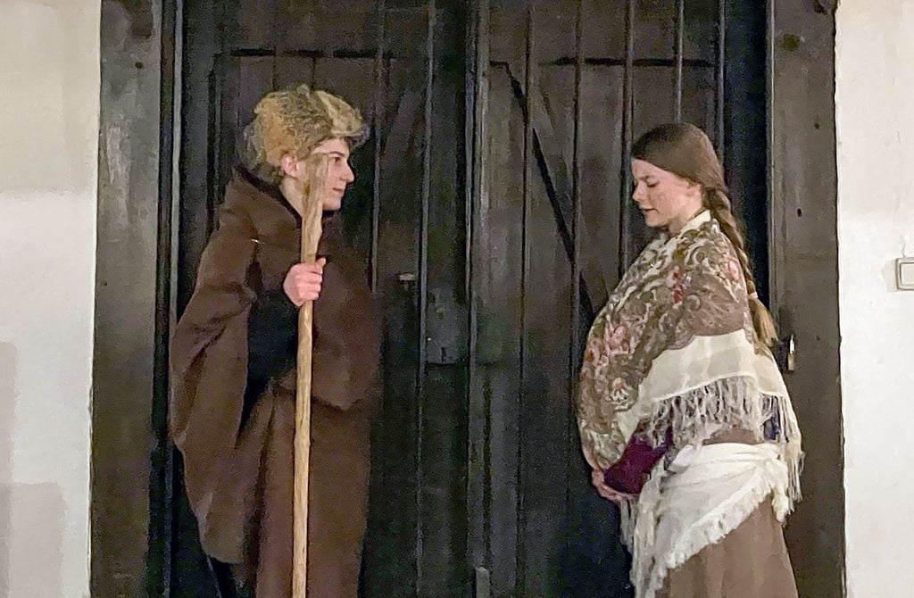 Ganz klassische Szene: Die hochschwangere Maria und Josef ziehen durch den Ort, um eine Bleibe für die Nacht zu finden – manche große Tür bleibt verschlossen.
