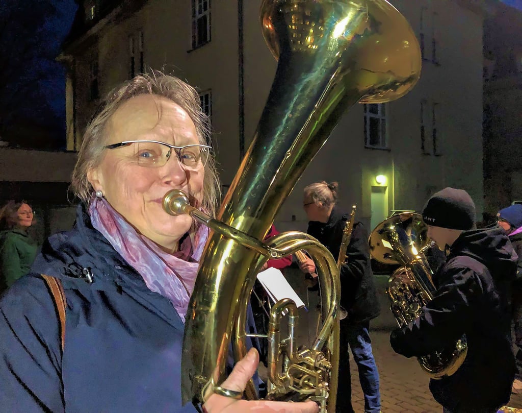 Superintendentin Christiane Keller bei ihrem ersten Auftritt mit Tenorhorn