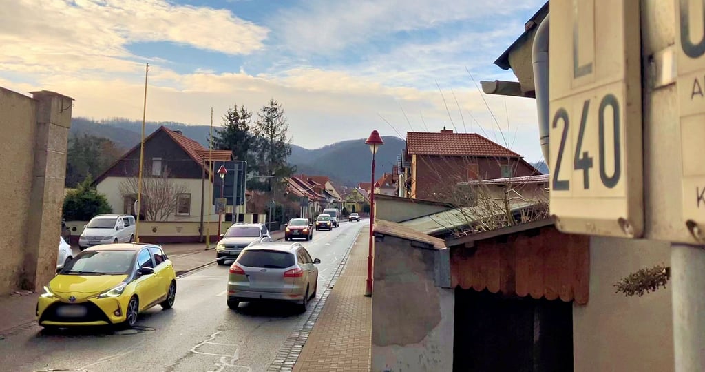 Der Steigerweg ist Teil der Landesstraße 240. Einen ausreichenden Grund, das Tempo auf 30 Stundenkilometer zu begrenzen, gibt es nicht.