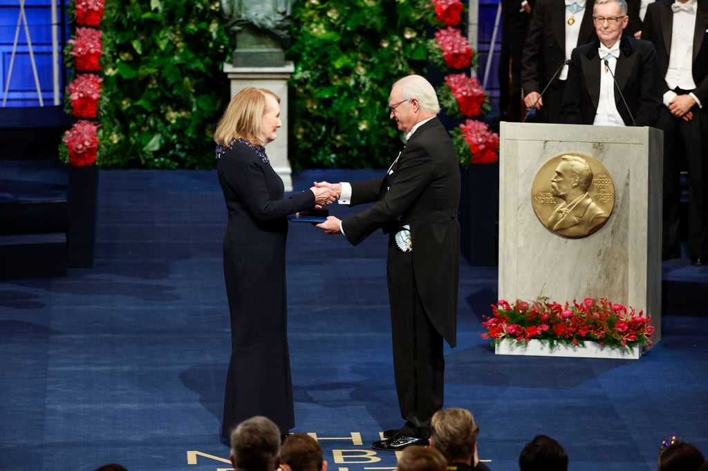 König Carl Gustaf von Schweden (r) übergibt Annie Ernaux den Literaturnobelpreis.