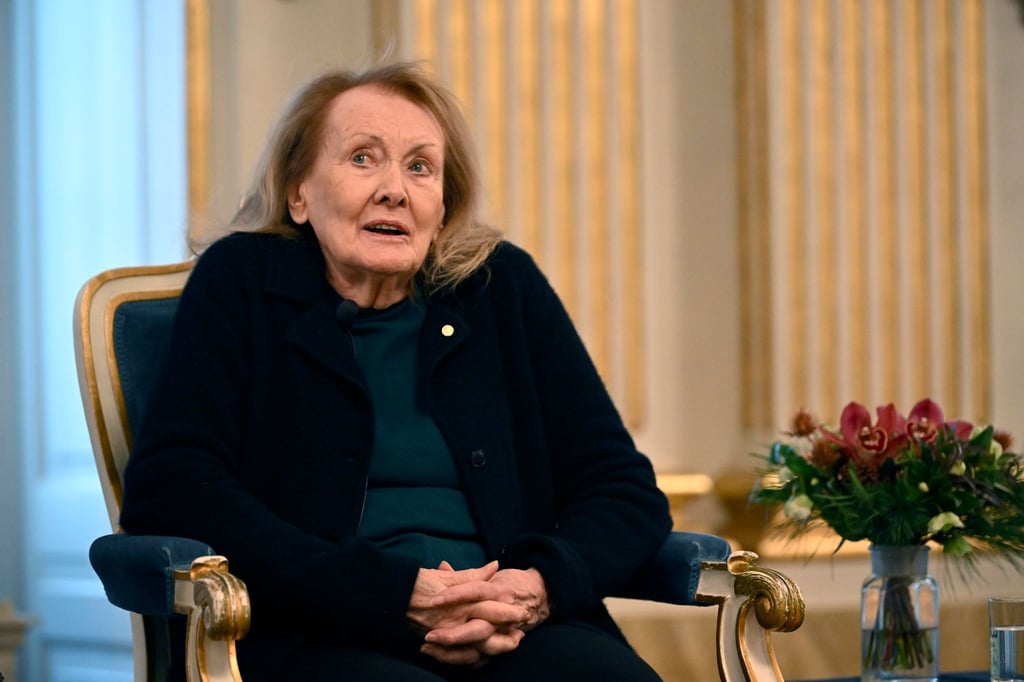 Die französische Schriftstellerin Annie Ernaux auf einer Pressekonferenz.