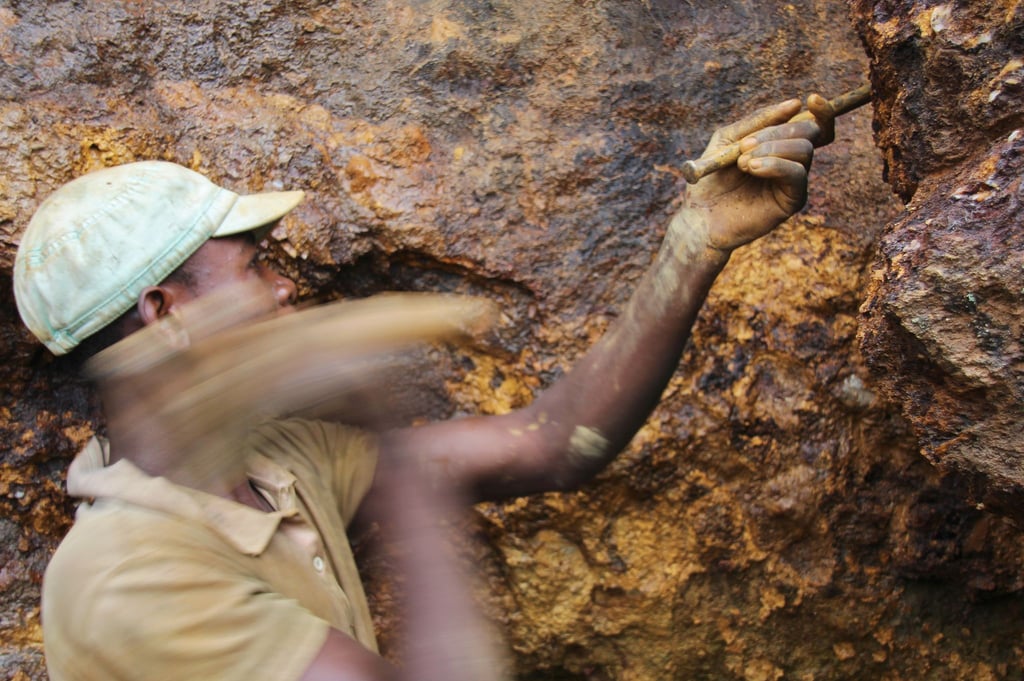 Ein Mann arbeitet in einer Mine im Ostkongo auf der Suche nach Mineralien und Erzen (Symbolbild). Zum Jahresbeginn tritt das deutsche Lieferkettengesetz in Kraft.