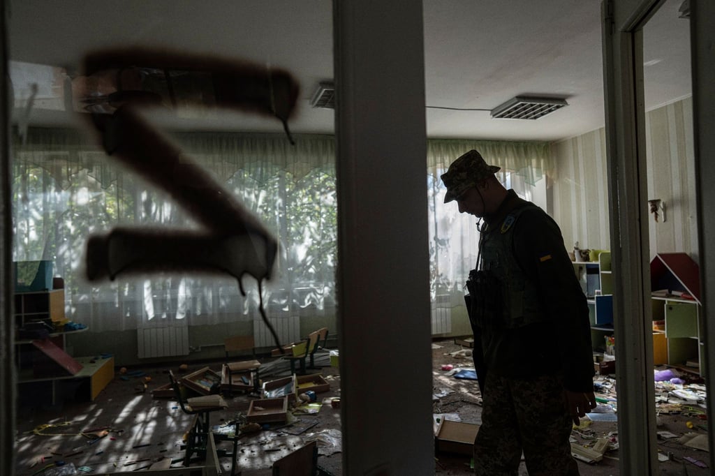 Das „Z“ wurde im Krieg zum Symbol der russischen Truppen - hier zu sehen an der Glastür eines Kindergartens in der Ukraine. (Symbolbild)