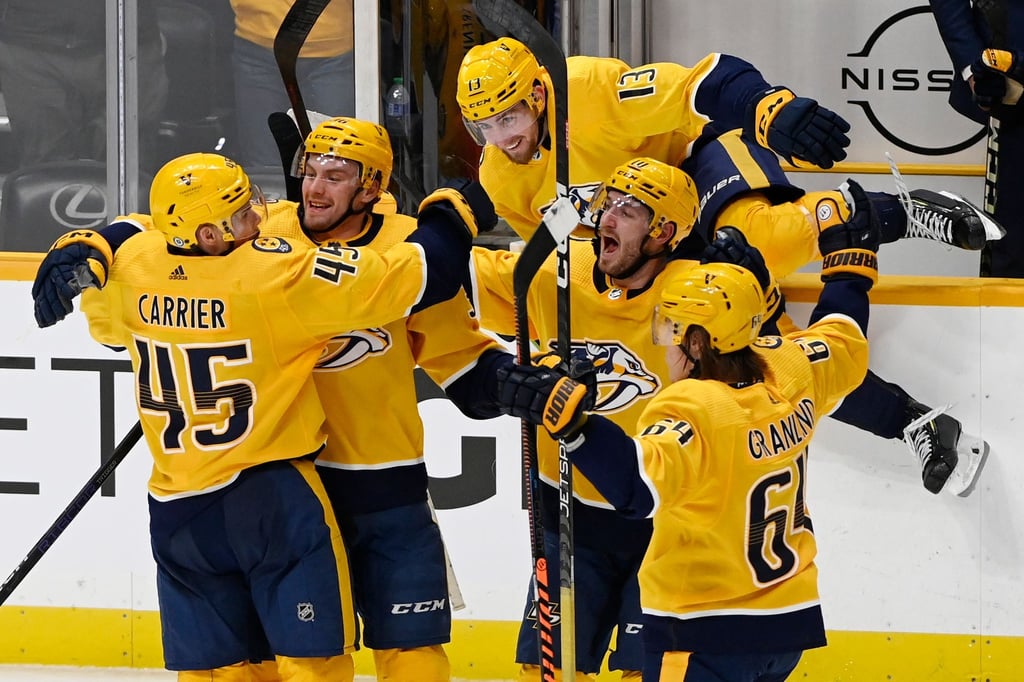 Alexandre Carrier, Verteidiger der Nashville Predators, jubelt mit seinen Teamkollegen nach einem Tor.