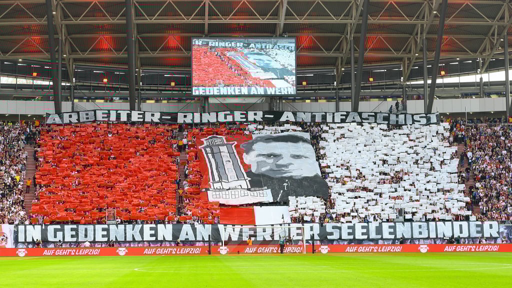 Choreo zu Ehren von NS-Widerstandskämpfer Werner Seelenbinder gegen Bayer Leverkusen.