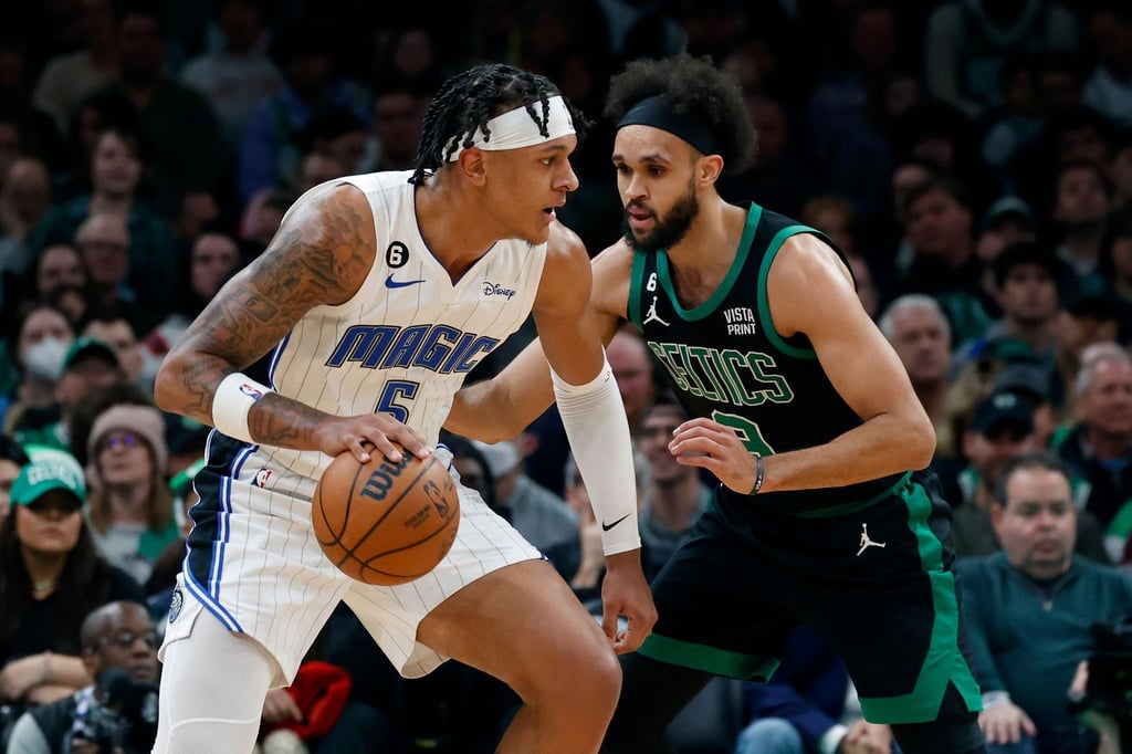 Paolo Banchero (l) von Orlando Magic in Aktion gegen Derrick White von den Boston Celtics.