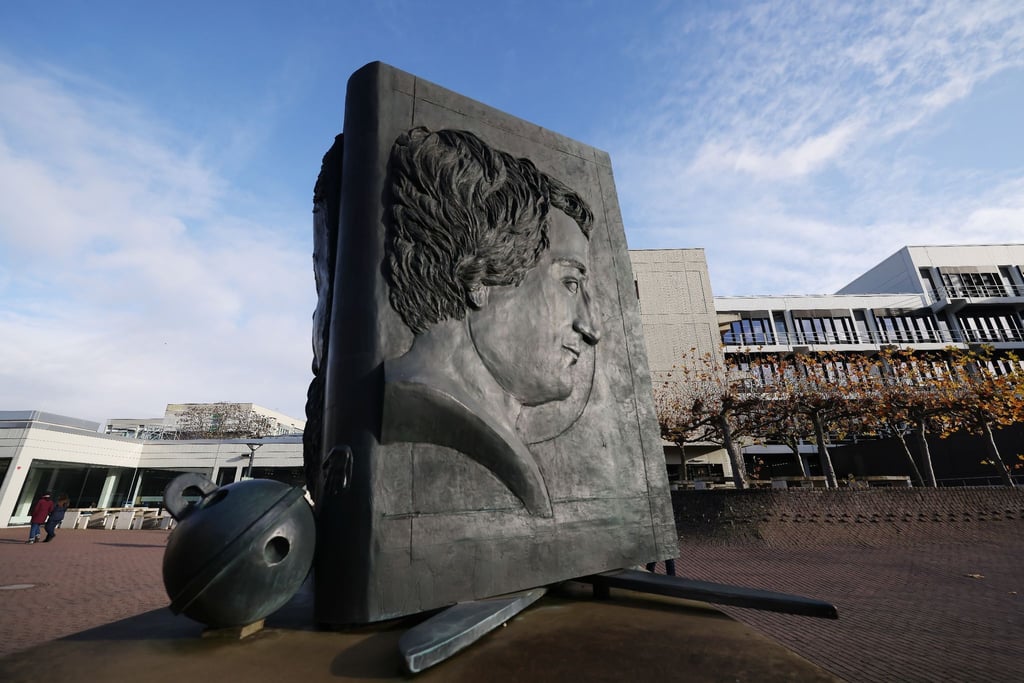 Ein Bronze-Denkmal des Dichters Heinrich Heine auf dem Gelände der Heinrich-Heine-Universität in Düsseldorf.