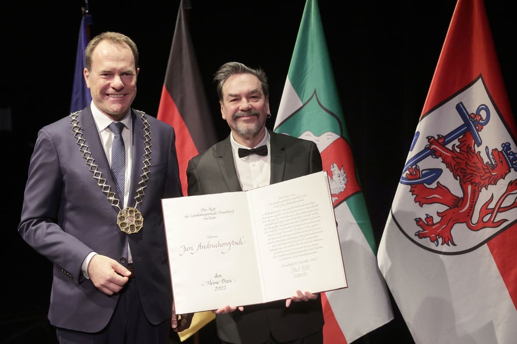 Der Düsseldorfer Oberbürgermeister Stephan Keller )l) überreicht Juri Andruchowytch die Urkunde seiner Auszeichnung.