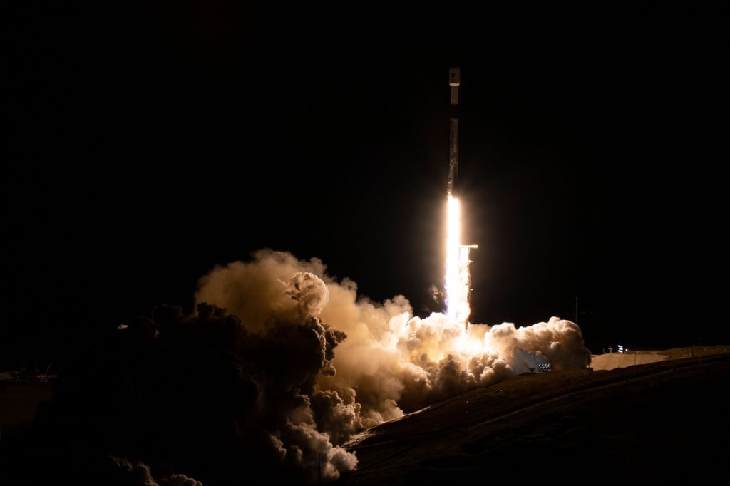 Eine SpaceX-Rakete mit dem Surface Water and Ocean Topography-Satelliten hebt von der Vandenberg Space Force Base in Kalifornien ab. Mit einem neuen Satelliten will die Nasa erstmals fast alle Wasserflächen auf der Erde vermessen.