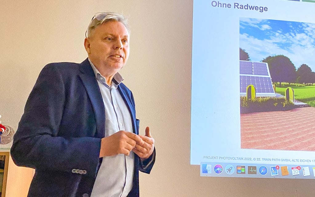 Burkhard Vorschulze stellt den Annaburger Stadträten ein neues Projekt Fotovoltaik vor. Die Module sollen auf der früheren Bahnstrecke Prettin-Anaburg in Verbindung mit einem Radweg entstehen.