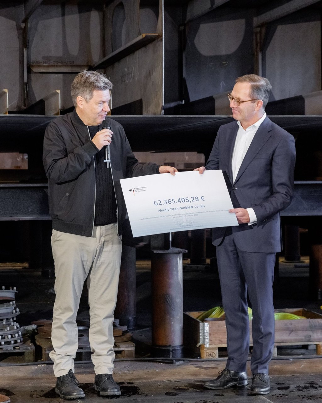 Bundeswirtschaftsminister Robert Habeck (.) mit Richard Grube, Geschäftsführender Gesellschafter der Nordic Hamburg Shipmanagement, in Flensburg.