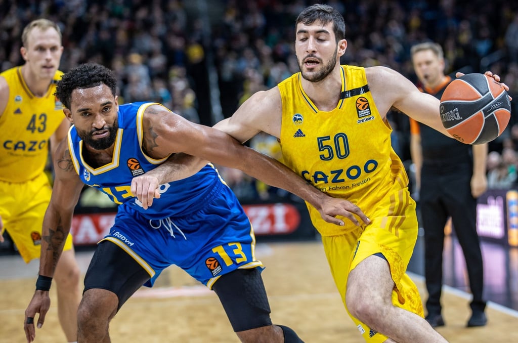 Darrun Hilliard von Maccabi Tel Aviv kämpft gegen Albas Yovel Zoosman (r) um den Ball.