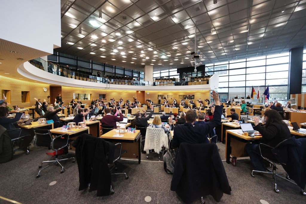 Abgeordnete sitzen im Plenarsaal des Landtages beim Sonderplenum mit Beschluss des Landeshaushalts für 2023.