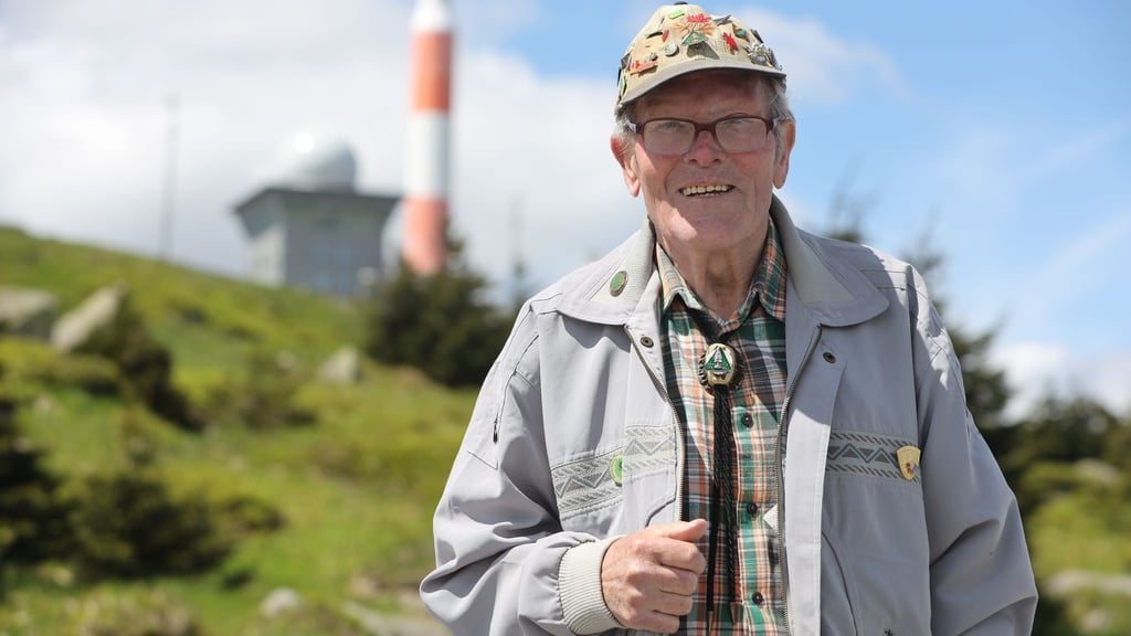 Rekordwanderer Benno Schmidt, alias Brocken-Benno, steht auf dem Brocken.