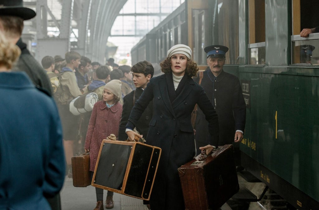 Dorothea (Carla Juri) und ihre Kinder Anna (Riva Krymalowski) und Max (Marinus Hohmann) fliehen in die Schweiz.